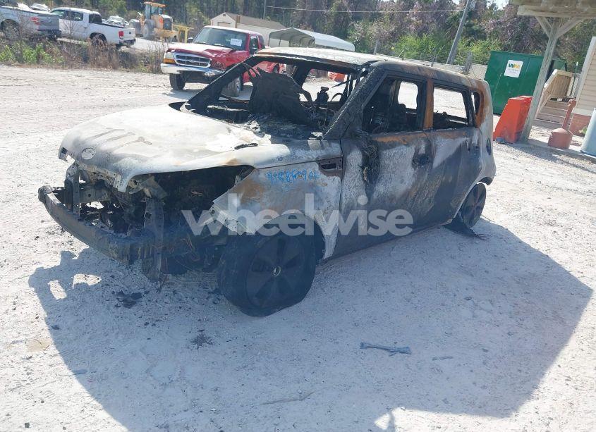 Photo 2 of 2016 Kia Soul (VIN KNDJN2A24G7355885)