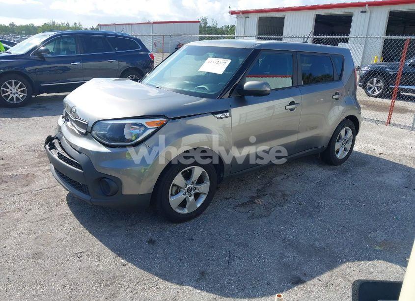 Photo 2 of 2019 Kia Soul (VIN KNDJN2A24K7010400)