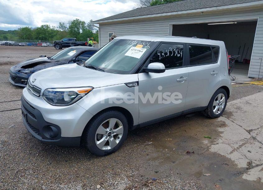 Photo 2 of 2019 Kia Soul (VIN KNDJN2A24K7665575)