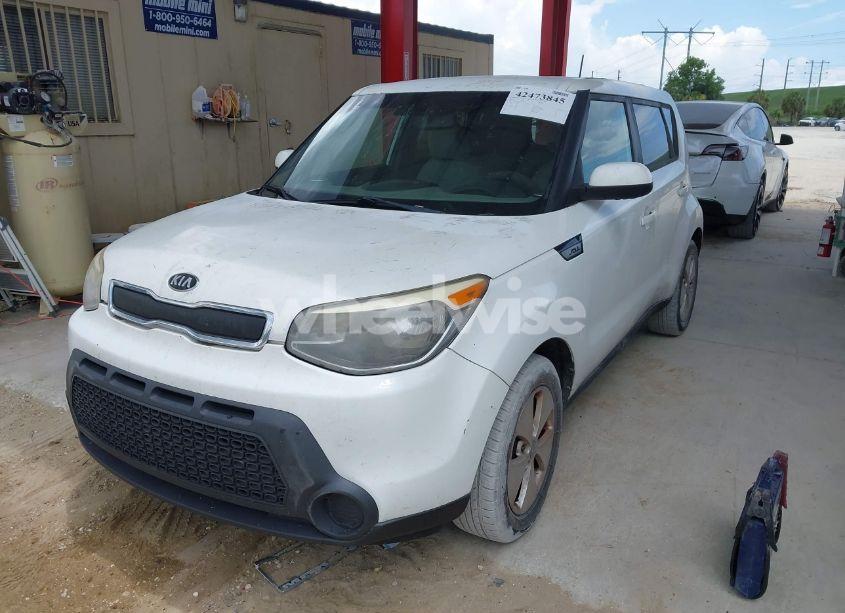 Photo 2 of 2015 Kia Soul (VIN KNDJN2A25F7129921)