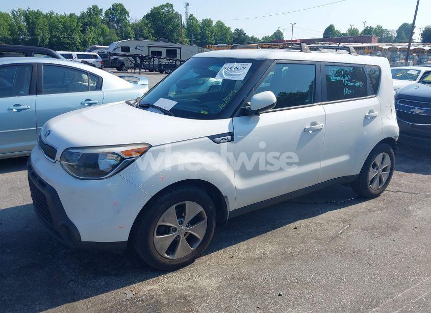 Photo 2 of 2015 Kia Soul (VIN KNDJN2A25F7176558)