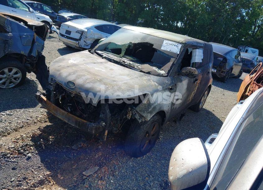 Photo 2 of 2015 Kia Soul (VIN KNDJN2A25F7776125)