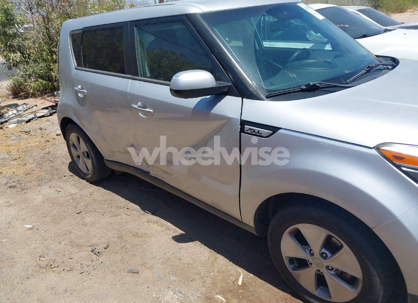 Photo 6 of 2015 Kia Soul (VIN KNDJN2A25F7804909)