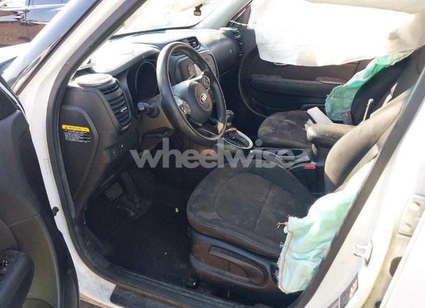 Photo 5 of 2016 Kia Soul (VIN KNDJN2A25G7281358)