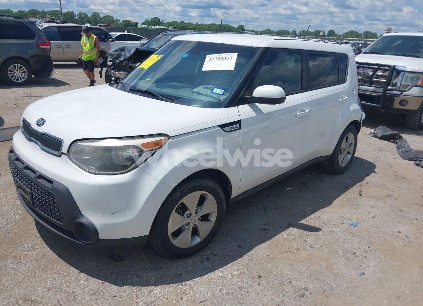 Photo 2 of 2015 Kia Soul (VIN KNDJN2A26F7132830)