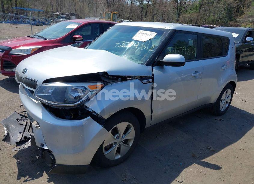 Photo 2 of 2015 Kia Soul (VIN KNDJN2A26F7767966)
