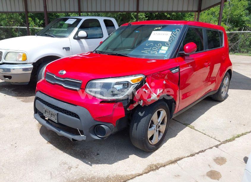 Photo 2 of 2019 Kia Soul (VIN KNDJN2A26K7005750)