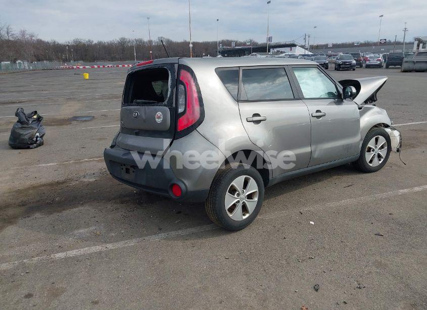 Photo 4 of 2015 Kia Soul (VIN KNDJN2A27F7228823)