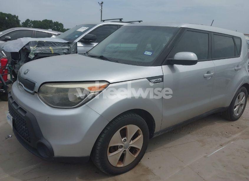 Photo 2 of 2015 Kia Soul (VIN KNDJN2A27F7747659)