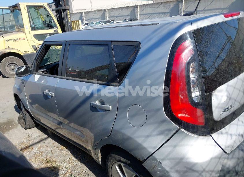 Photo 3 of 2015 Kia Soul (VIN KNDJN2A28F7799947)