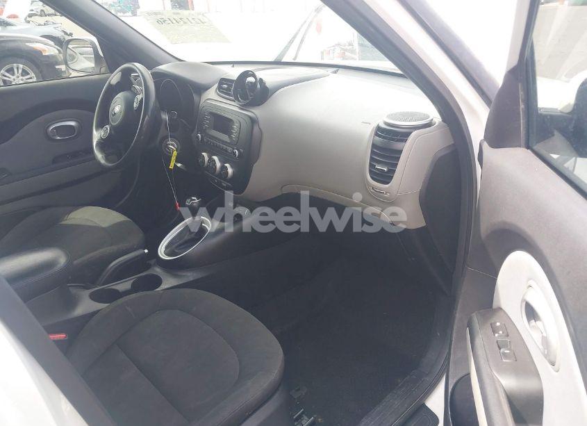 Photo 5 of 2016 Kia Soul (VIN KNDJN2A28G7245941)