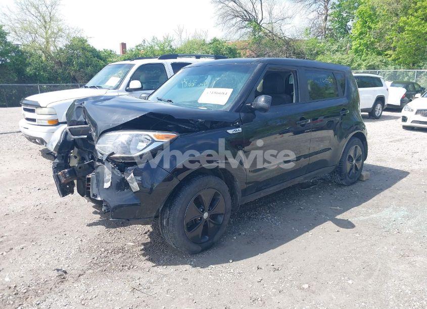 Photo 2 of 2016 Kia Soul (VIN KNDJN2A28G7331430)