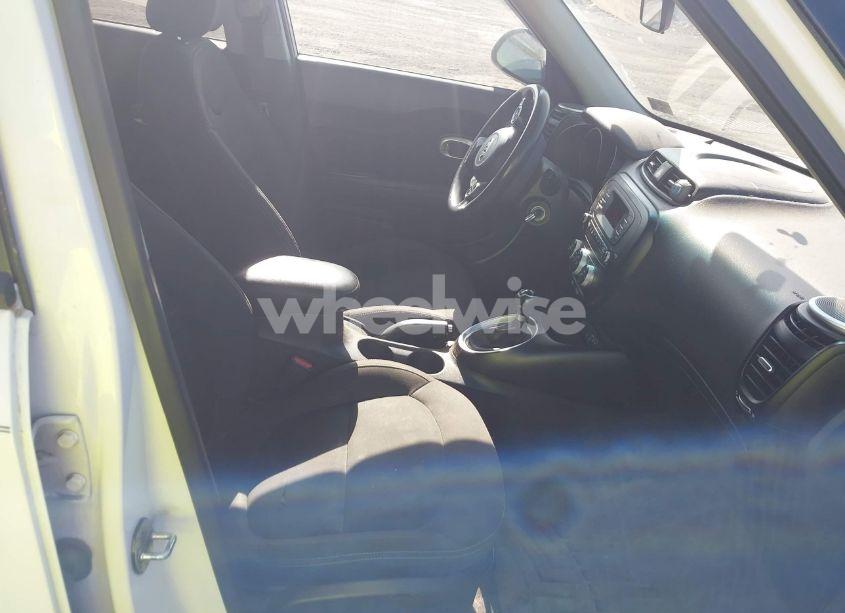 Photo 5 of 2016 Kia Soul (VIN KNDJN2A28G7386010)