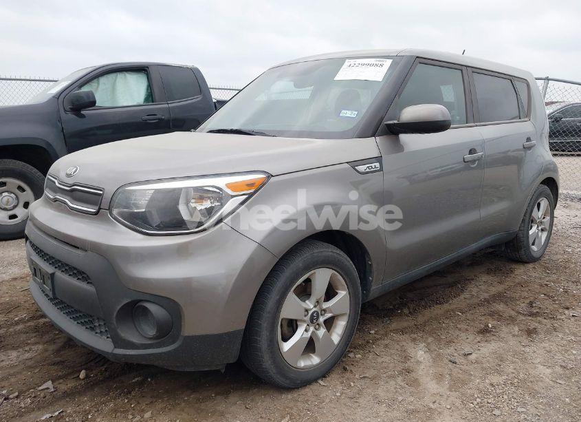 Photo 2 of 2018 Kia Soul (VIN KNDJN2A28J7547382)