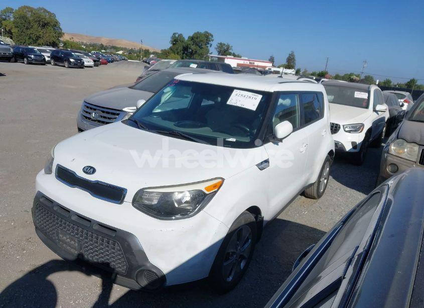 Photo 2 of 2015 Kia Soul (VIN KNDJN2A29F7168592)