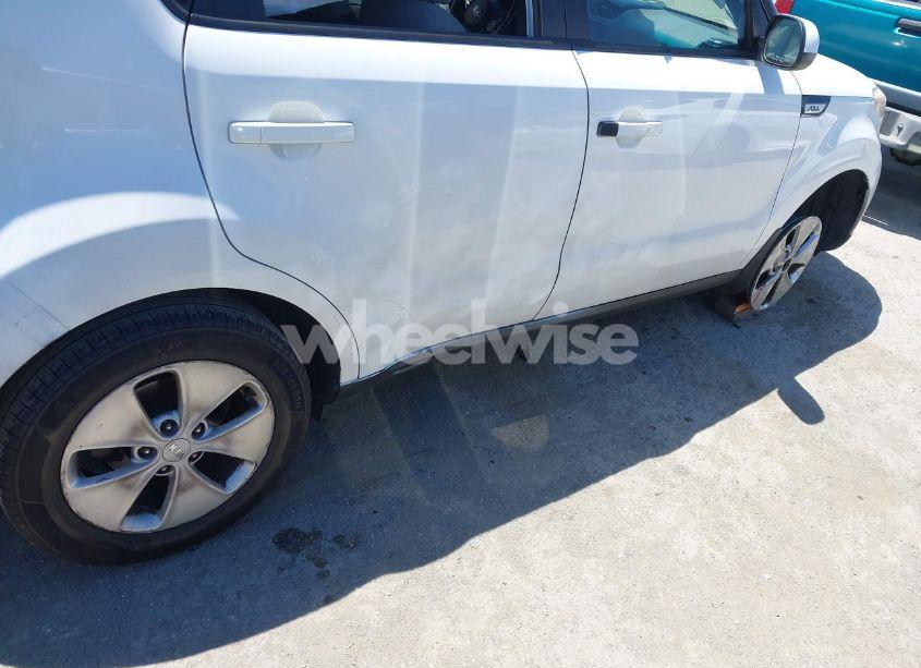 Photo 6 of 2015 Kia Soul (VIN KNDJN2A29F7168592)