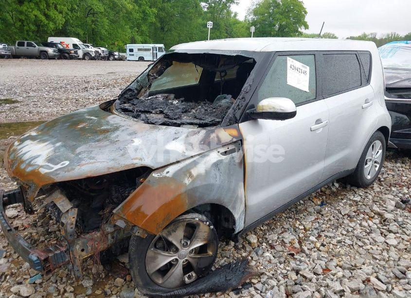 Photo 2 of 2015 Kia Soul (VIN KNDJN2A29F7807103)