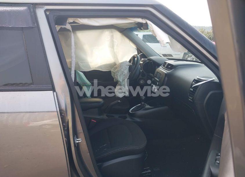 Photo 5 of 2016 Kia Soul (VIN KNDJN2A29G7316922)