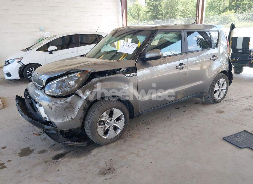 Photo 2 of 2016 Kia Soul (VIN KNDJN2A29G7328620)