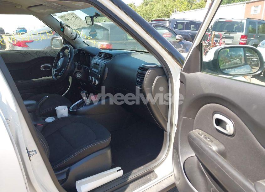 Photo 5 of 2016 Kia Soul (VIN KNDJN2A29G7402537)
