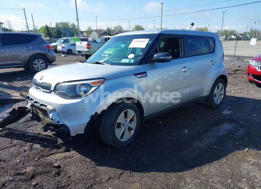 Photo 2 of 2016 Kia Soul (VIN KNDJN2A29G7852026)