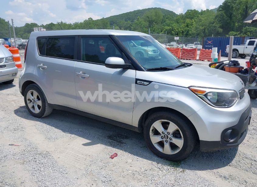 2017 Kia Soul (VIN KNDJN2A29H7441792) main photo