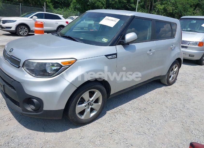 Photo 2 of 2017 Kia Soul (VIN KNDJN2A29H7441792)
