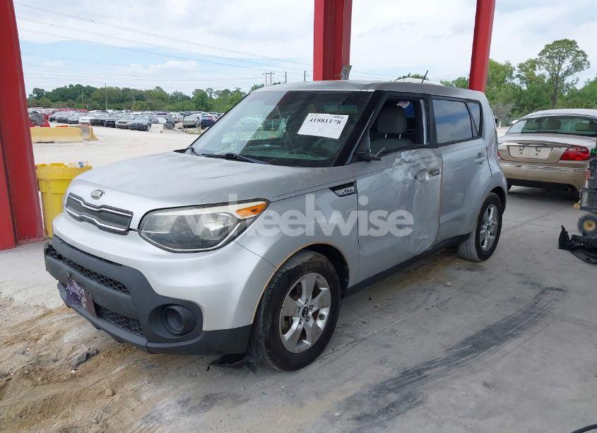 Photo 2 of 2017 Kia Soul (VIN KNDJN2A29H7493925)