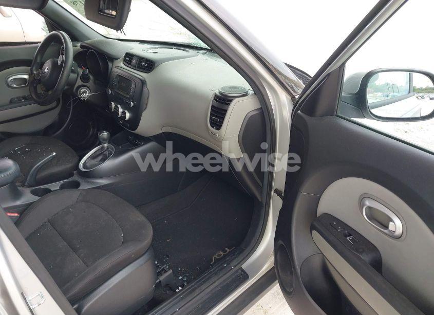 Photo 5 of 2017 Kia Soul (VIN KNDJN2A29H7493925)