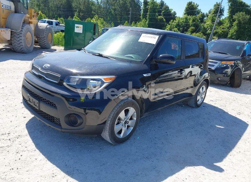 Photo 2 of 2019 Kia Soul (VIN KNDJN2A29K7017178)