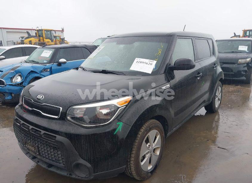 Photo 2 of 2015 Kia Soul (VIN KNDJN2A2XF7136802)
