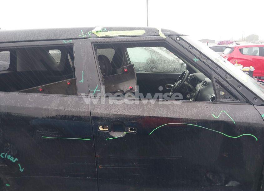 Photo 5 of 2015 Kia Soul (VIN KNDJN2A2XF7136802)