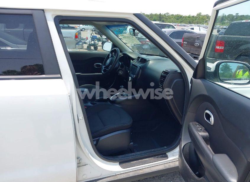 Photo 5 of 2018 Kia Soul + (VIN KNDJP3A50J7550514)