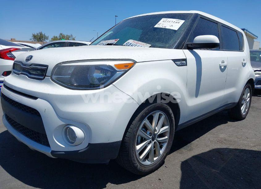 Photo 2 of 2018 Kia Soul + (VIN KNDJP3A50J7577616)