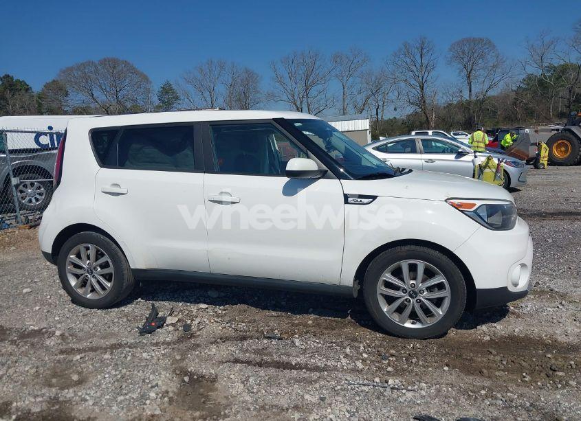 Photo 13 of 2018 Kia Soul + (VIN KNDJP3A53J7560986)