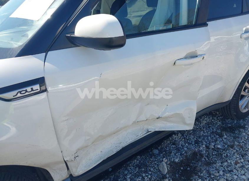 Photo 6 of 2018 Kia Soul + (VIN KNDJP3A53J7560986)