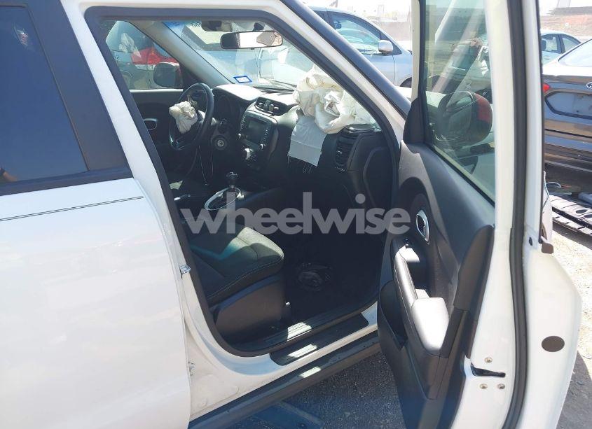 Photo 5 of 2019 Kia Soul + (VIN KNDJP3A53K7648843)