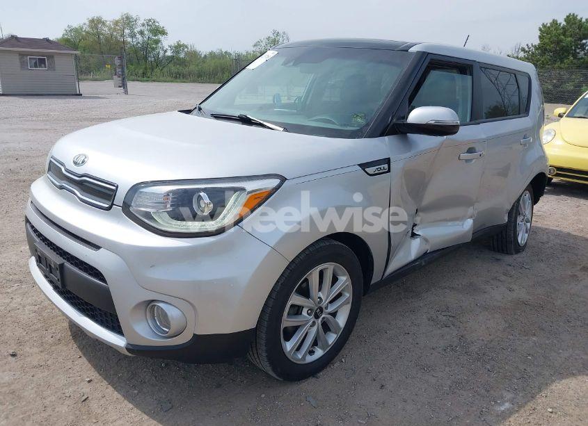 Photo 2 of 2018 Kia Soul + (VIN KNDJP3A54J7613131)