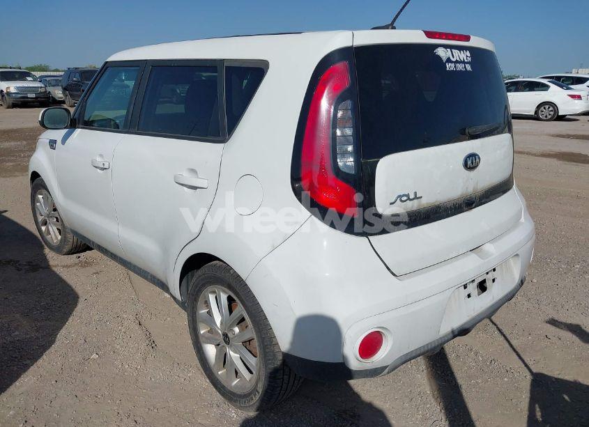 Photo 3 of 2018 Kia Soul + (VIN KNDJP3A57J7901872)