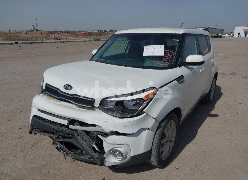 Photo 2 of 2019 Kia Soul + (VIN KNDJP3A59K7698145)