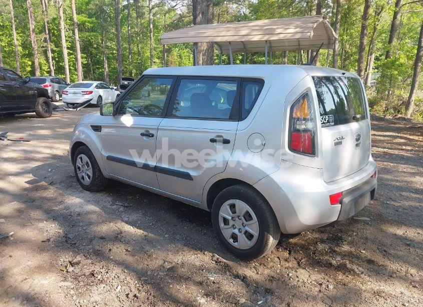 Photo 3 of 2011 Kia Soul (VIN KNDJT2A12B7713748)