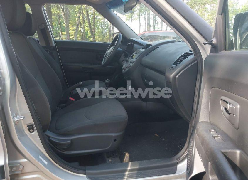 Photo 5 of 2011 Kia Soul (VIN KNDJT2A12B7713748)