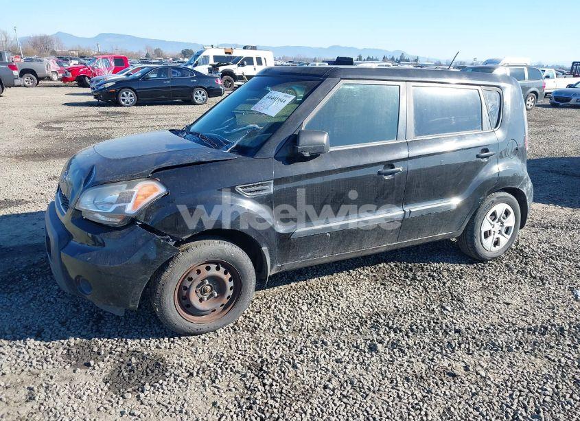 Photo 2 of 2011 Kia Soul (VIN KNDJT2A16B7733517)