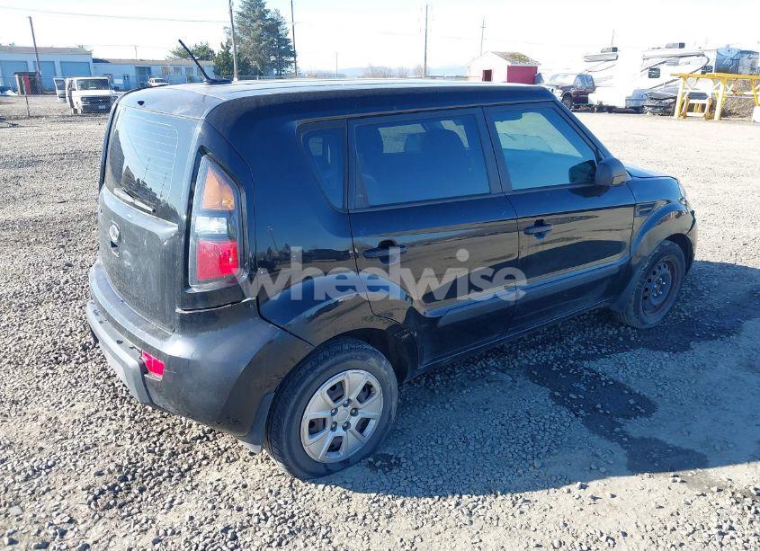 Photo 4 of 2011 Kia Soul (VIN KNDJT2A16B7733517)