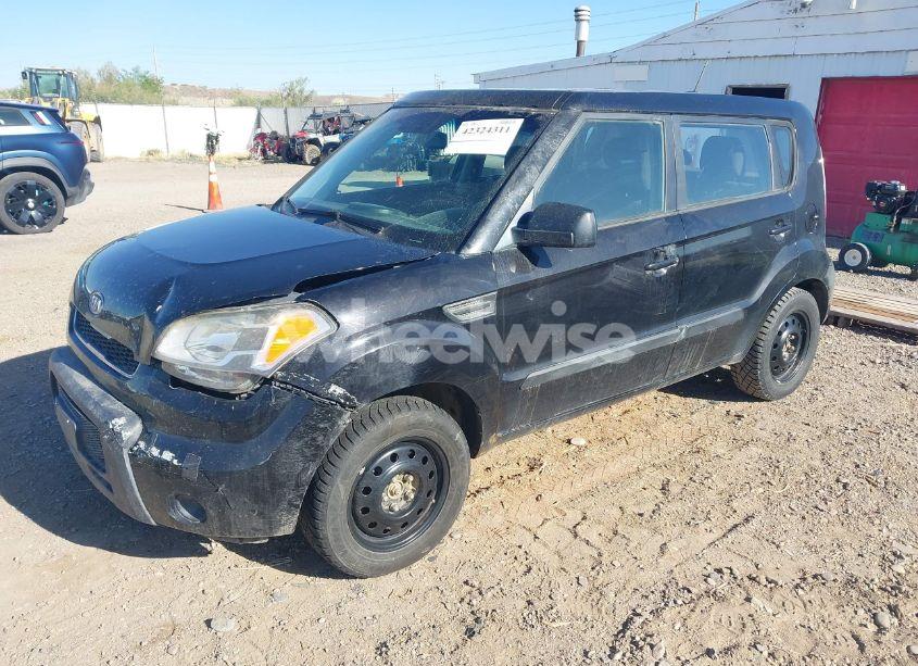 Photo 2 of 2011 Kia Soul (VIN KNDJT2A17B7203038)