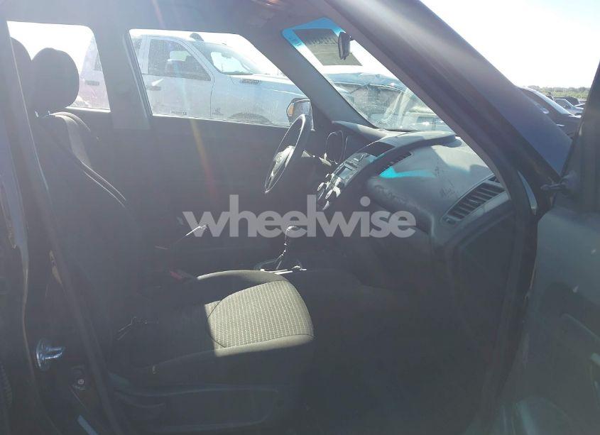 Photo 5 of 2011 Kia Soul (VIN KNDJT2A17B7203038)