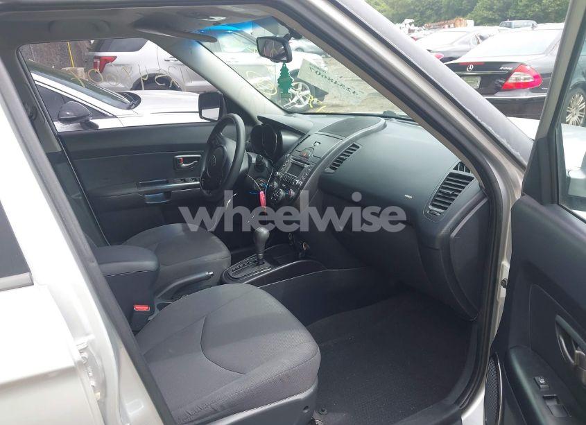 Photo 5 of 2010 Kia Soul + (VIN KNDJT2A20A7138749)