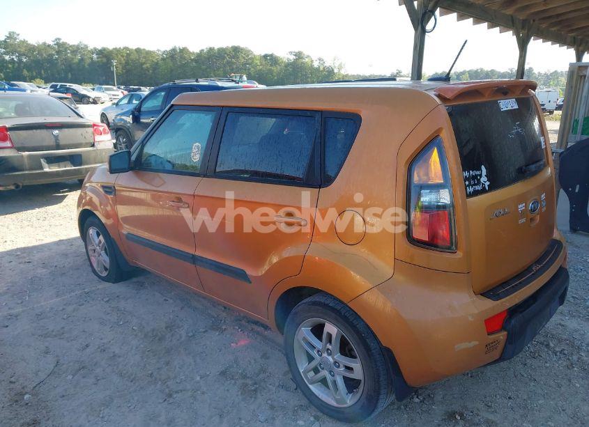 Photo 3 of 2011 Kia Soul + (VIN KNDJT2A20B7204282)