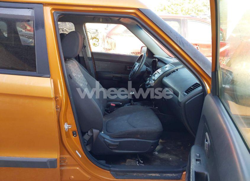 Photo 5 of 2011 Kia Soul + (VIN KNDJT2A20B7204282)