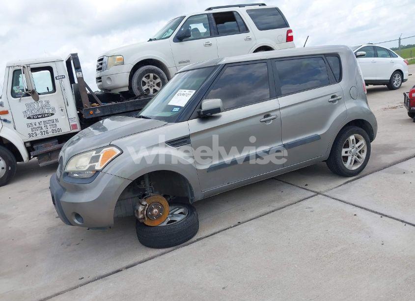 Photo 2 of 2011 Kia Soul + (VIN KNDJT2A20B7218621)